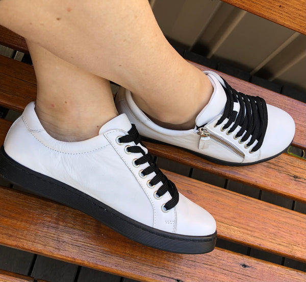 Rilassare Bos White and Black sneaker