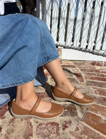 Ziera Wexie ~ Tan ~ Black ~ Leather