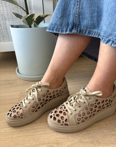 Django and Juliette Yarry ~ White ~ Almond