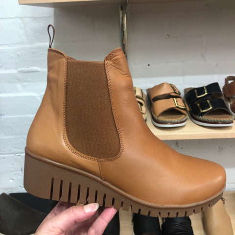 Sala Fox ~ 2 Colours ~ Tan (Coconut) ~ Black