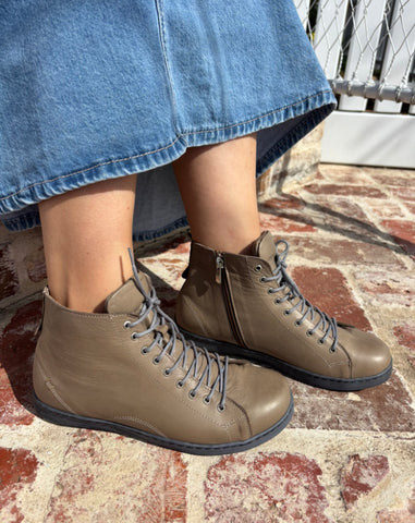 Rilasarre Tempo ~ Cognac ~ Elwood ~ Black ~ Leather Boot