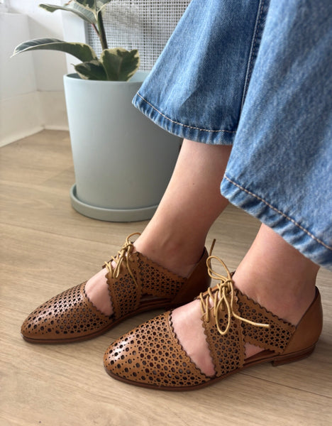 Top End Coster ~ Black ~ Tan ~ White