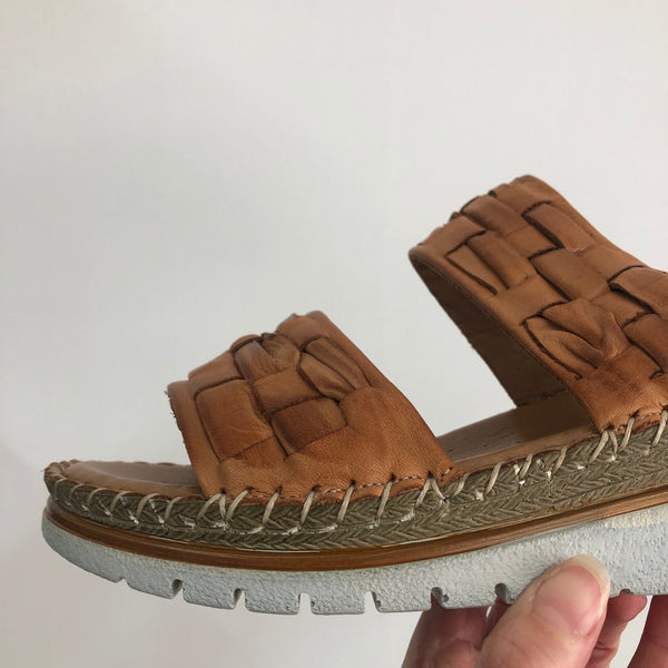 Le Sansa Frappa ~ Black ~ Tan